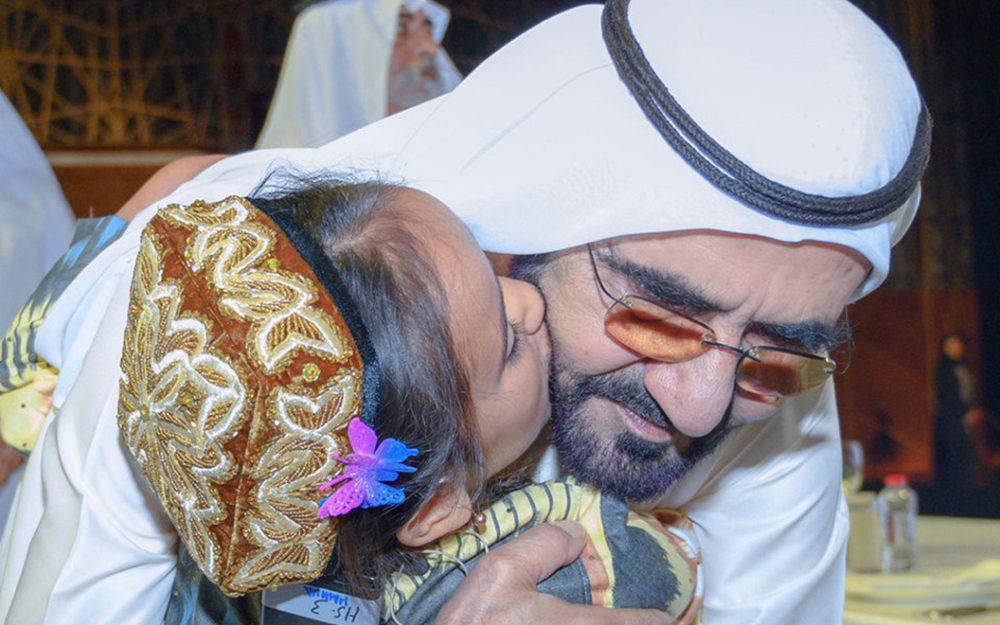 محمد بن راشد يوجّه بمنح الإقامة الذهبية في الإمارات لروّاد العمل الإنساني والعاملين فيه